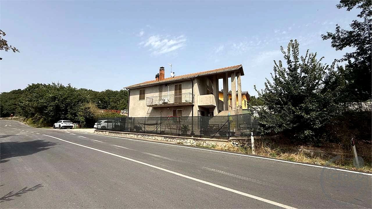 TODI - PANTALLA - CASA SINGOLA CON GIARDINO
