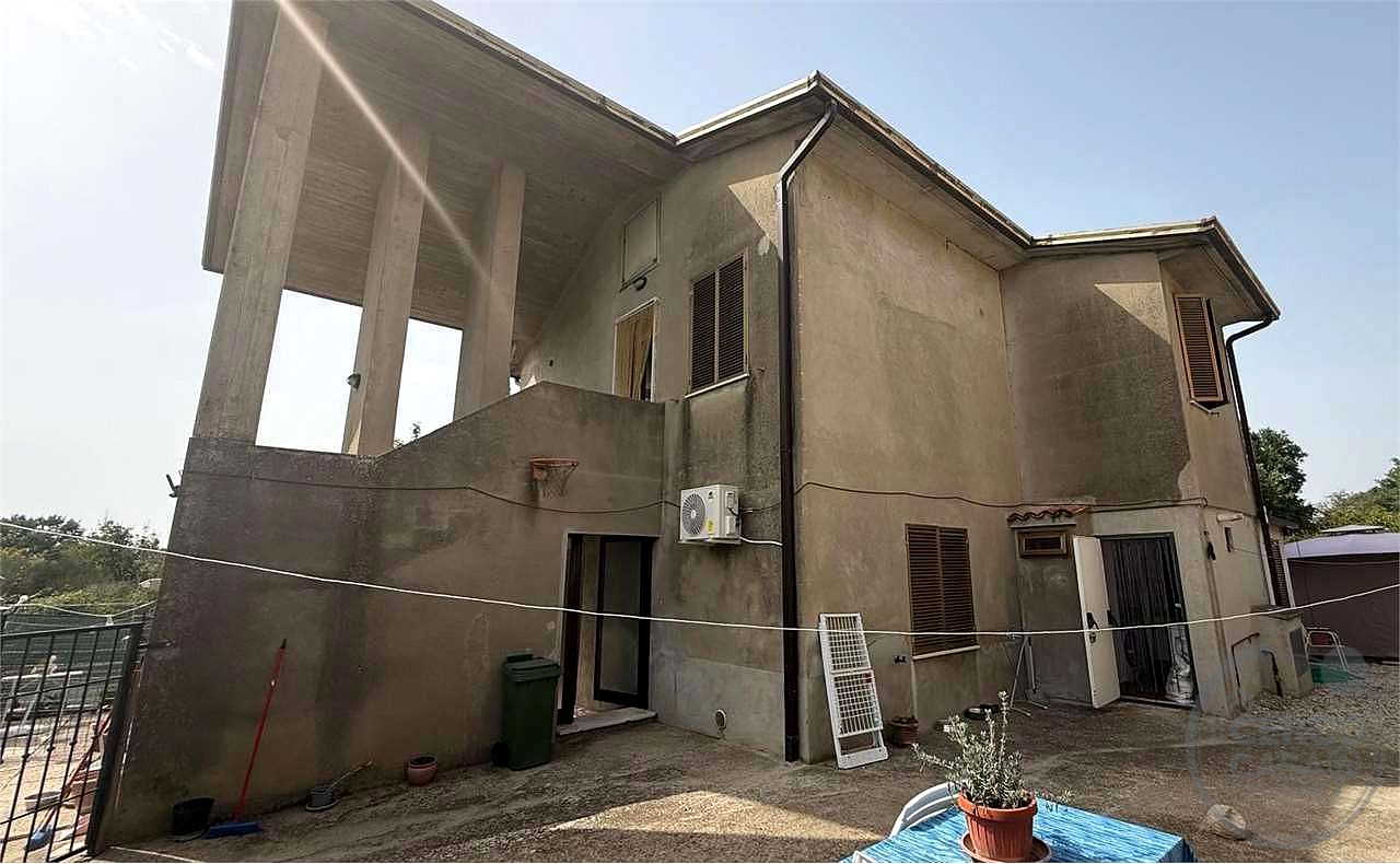 TODI - PANTALLA - CASA SINGOLA CON GIARDINO