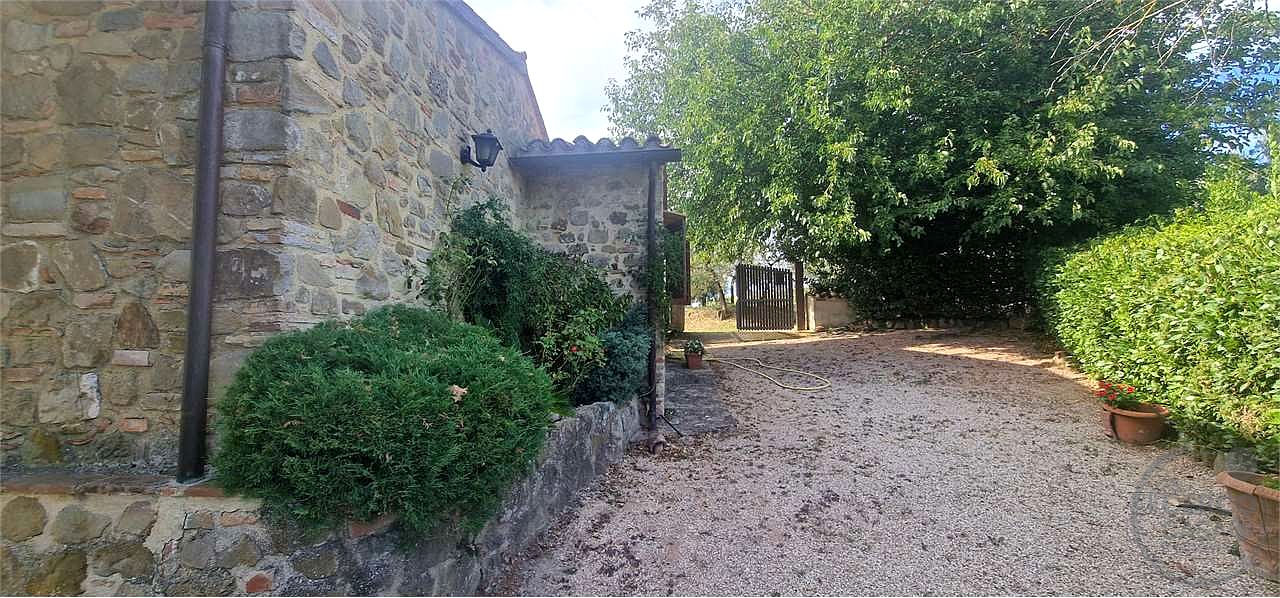 GUALDO CATTANEO - POZZO - CASALE IN PIETRA CON GIARDINO