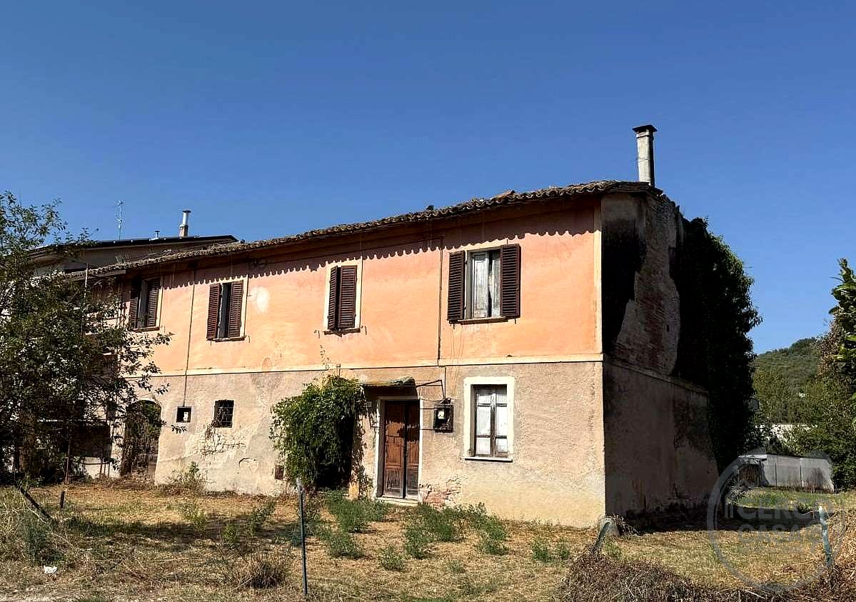 FOLIGNO -  PORZIONE DI CASALE CON GIARDINO