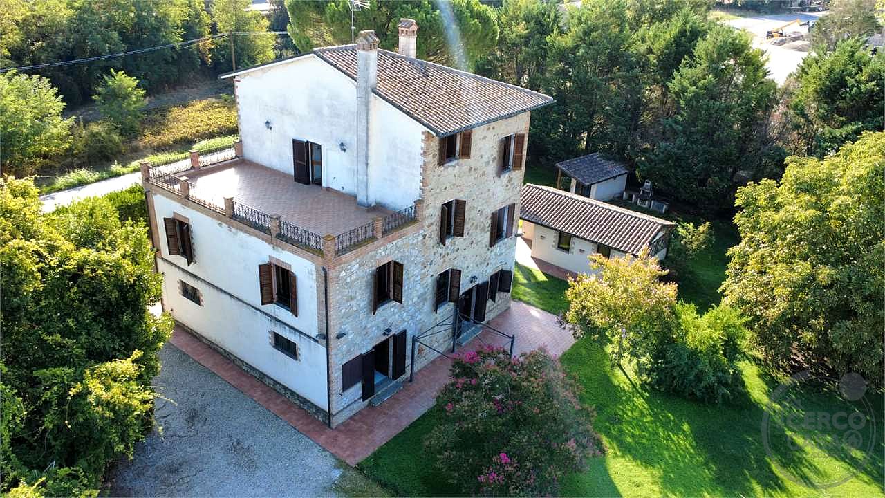 TODI - VILLA CON DEPENDANCE E GIARDINO ESCLUSIVO