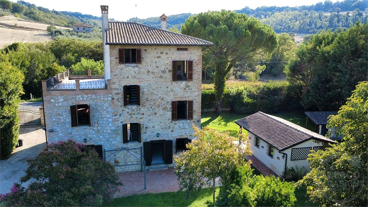 TODI - VILLA CON DEPENDANCE E GIARDINO ESCLUSIVO