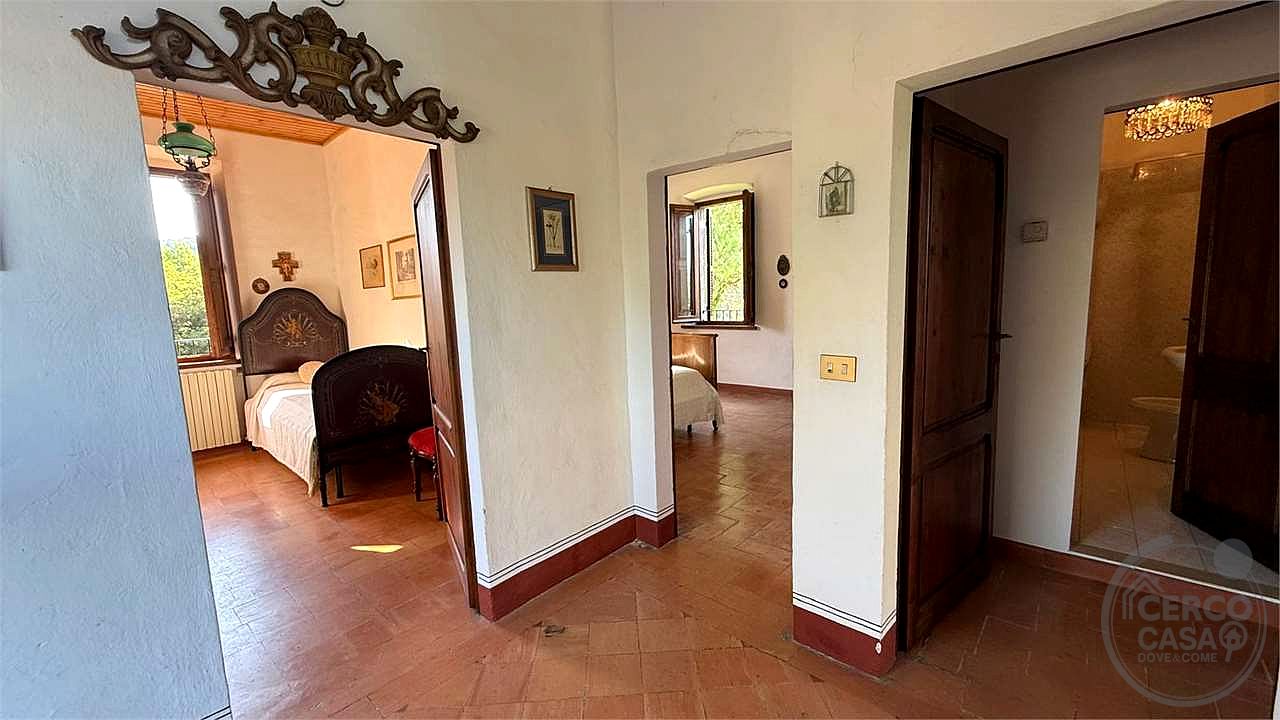 TODI - VILLA CON DEPENDANCE E GIARDINO ESCLUSIVO