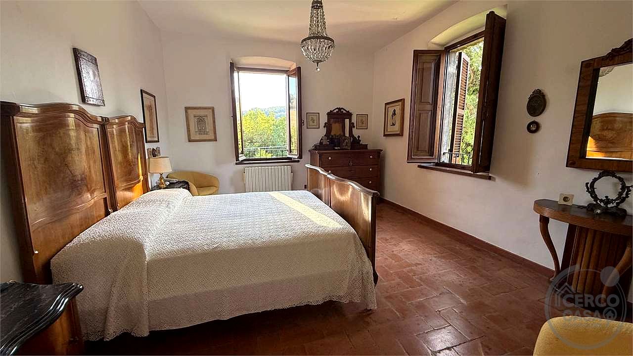 TODI - VILLA CON DEPENDANCE E GIARDINO ESCLUSIVO