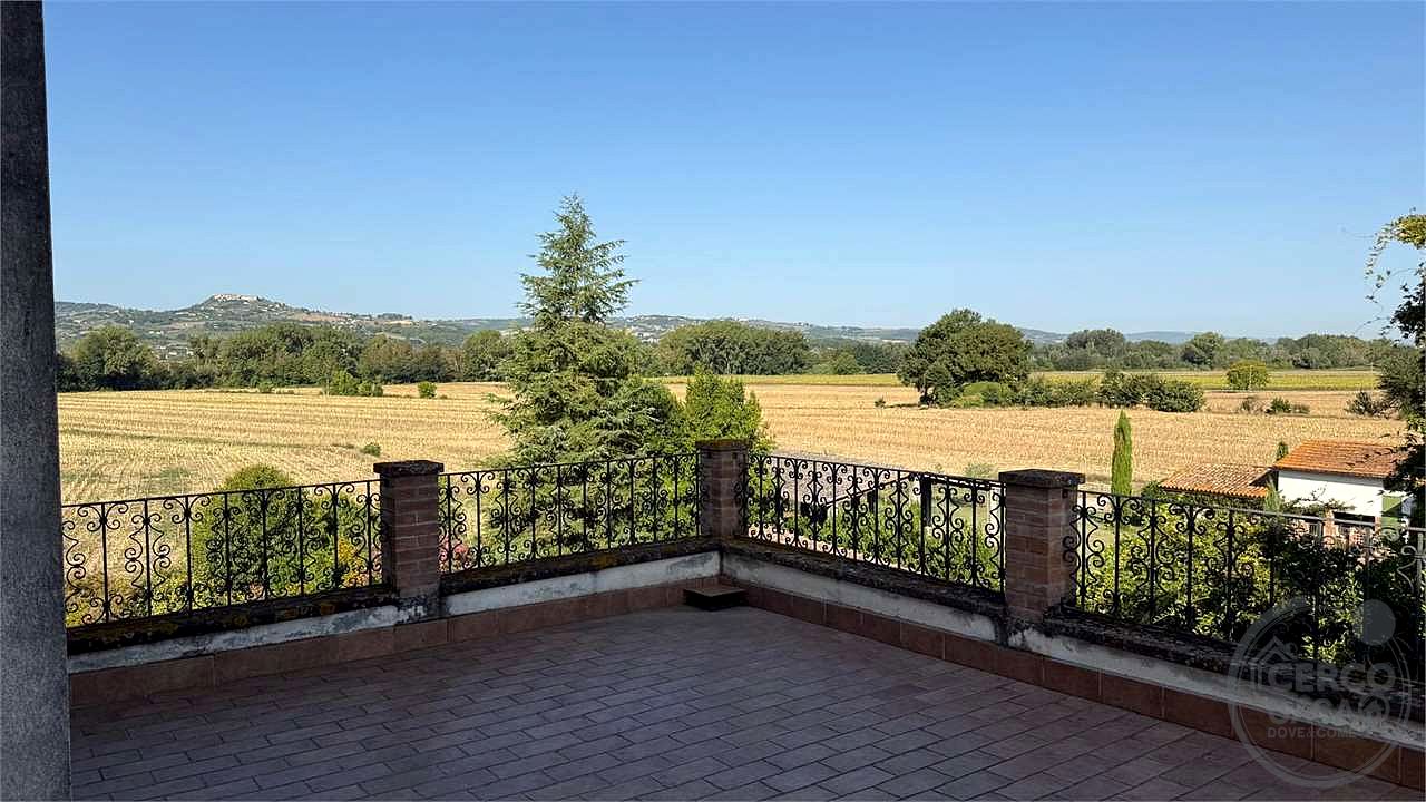 TODI - VILLA CON DEPENDANCE E GIARDINO ESCLUSIVO
