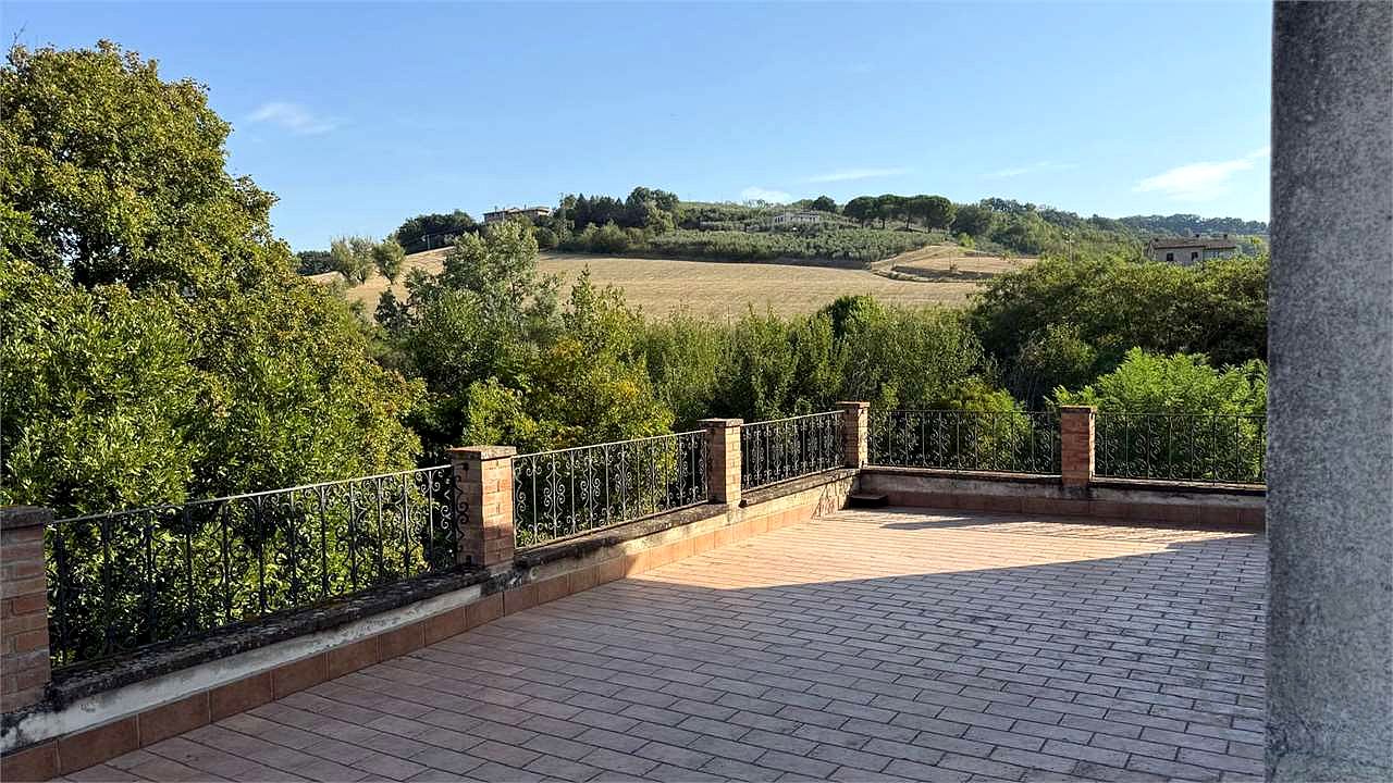 TODI - VILLA CON DEPENDANCE E GIARDINO ESCLUSIVO