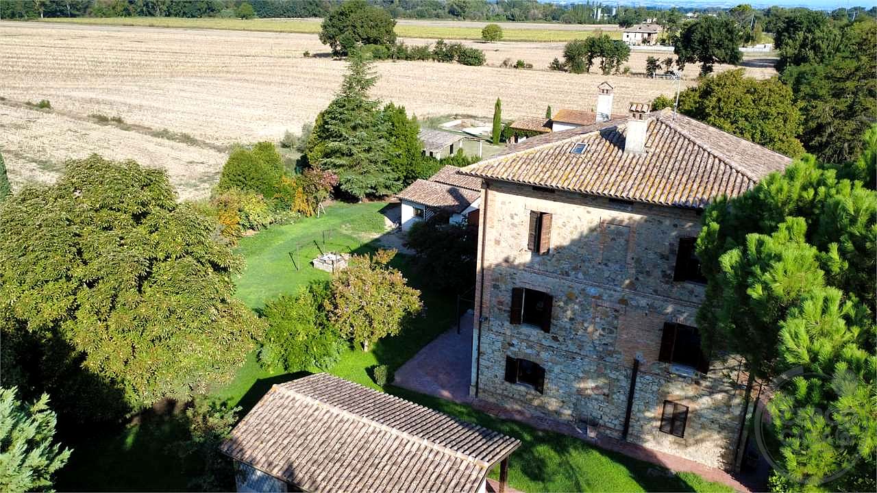 TODI - VILLA CON DEPENDANCE E GIARDINO ESCLUSIVO