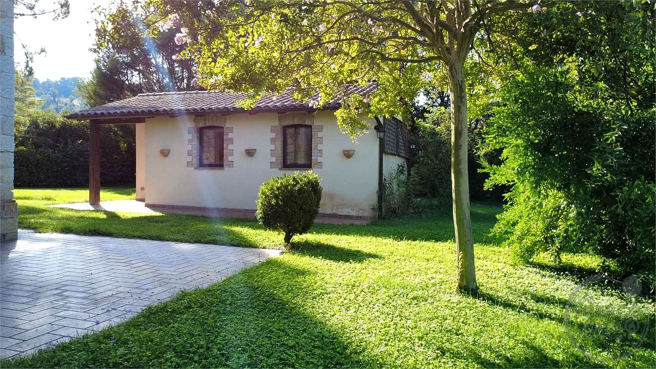 TODI - VILLA CON DEPENDANCE E GIARDINO ESCLUSIVO