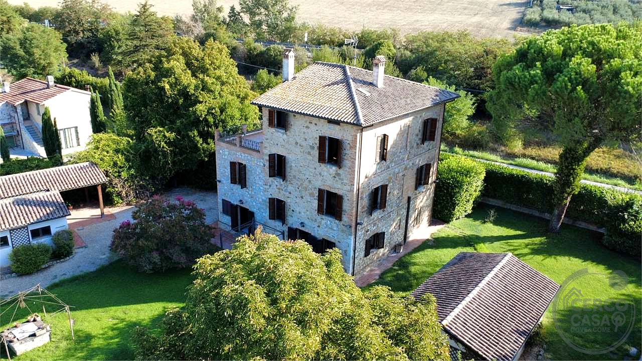 TODI - VILLA CON DEPENDANCE E GIARDINO ESCLUSIVO