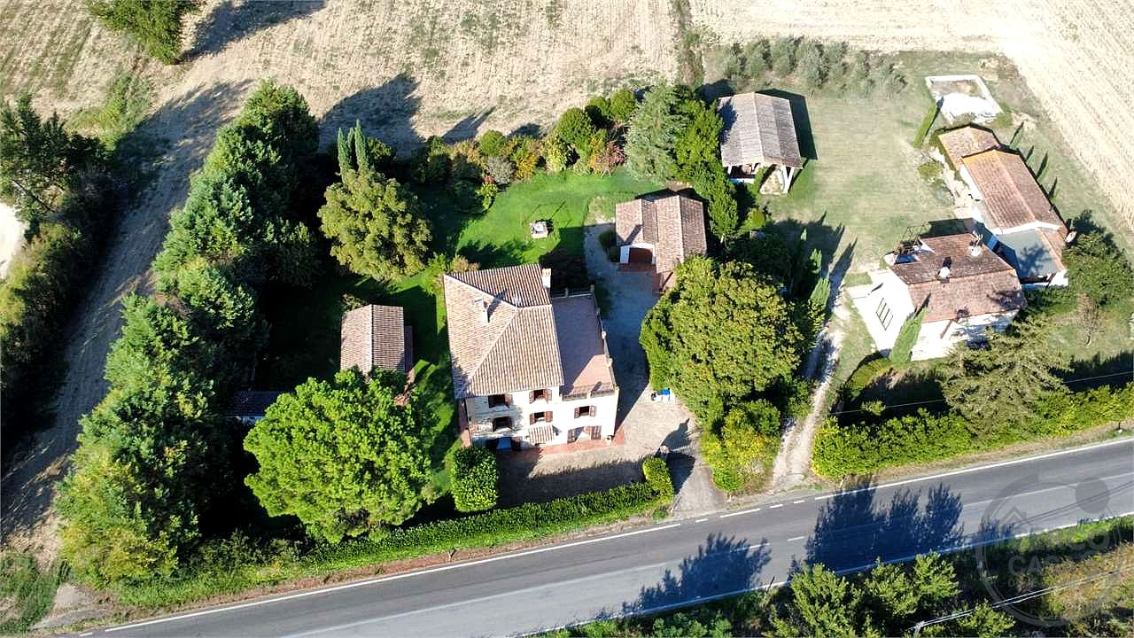 TODI - VILLA CON DEPENDANCE E GIARDINO ESCLUSIVO