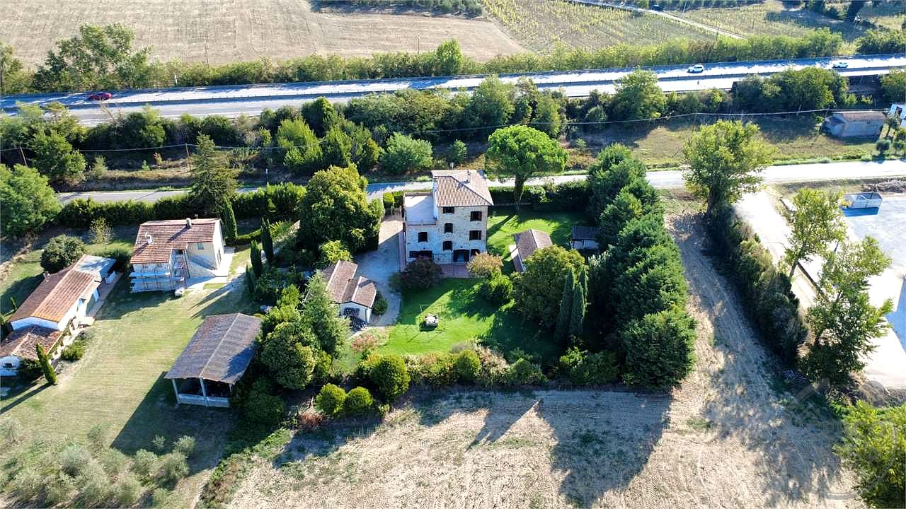 TODI - VILLA CON DEPENDANCE E GIARDINO ESCLUSIVO