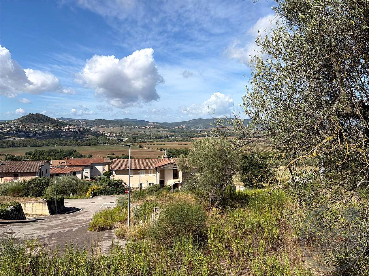 CORCIANO - SAN MARIANO - TERRENO EDIFICABILE