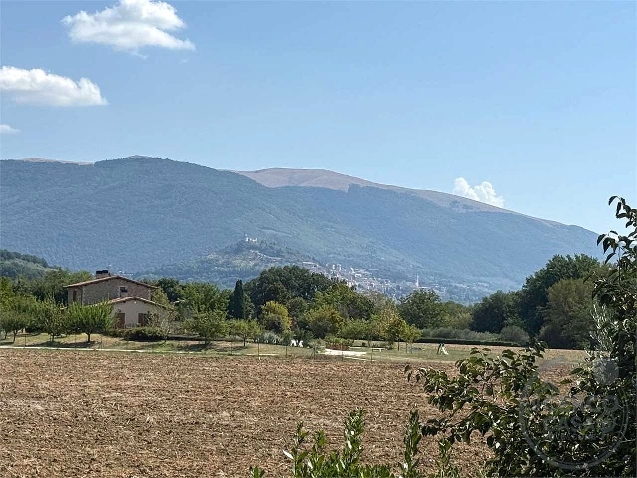 ASSISI - TORDIBETTO - APPARTAMENTO AL PIANO TERRA RIALZATO CON CORTE ESCLUSIVA
