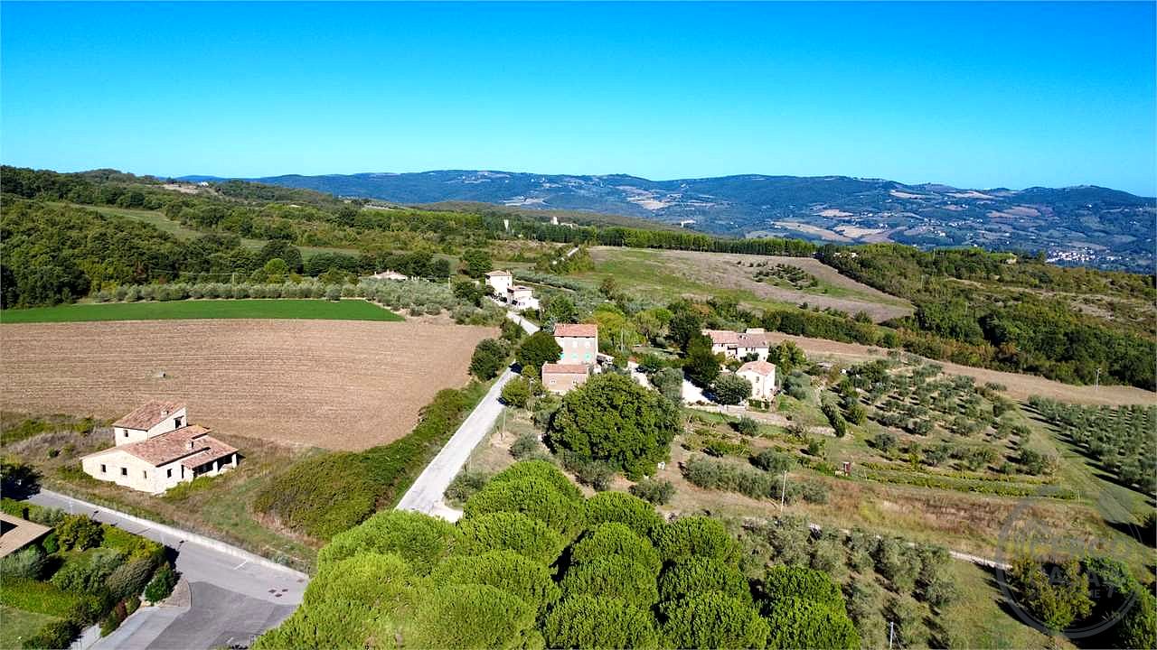 TODI - ROMAZZANO - TERRENO EDIFICABILE