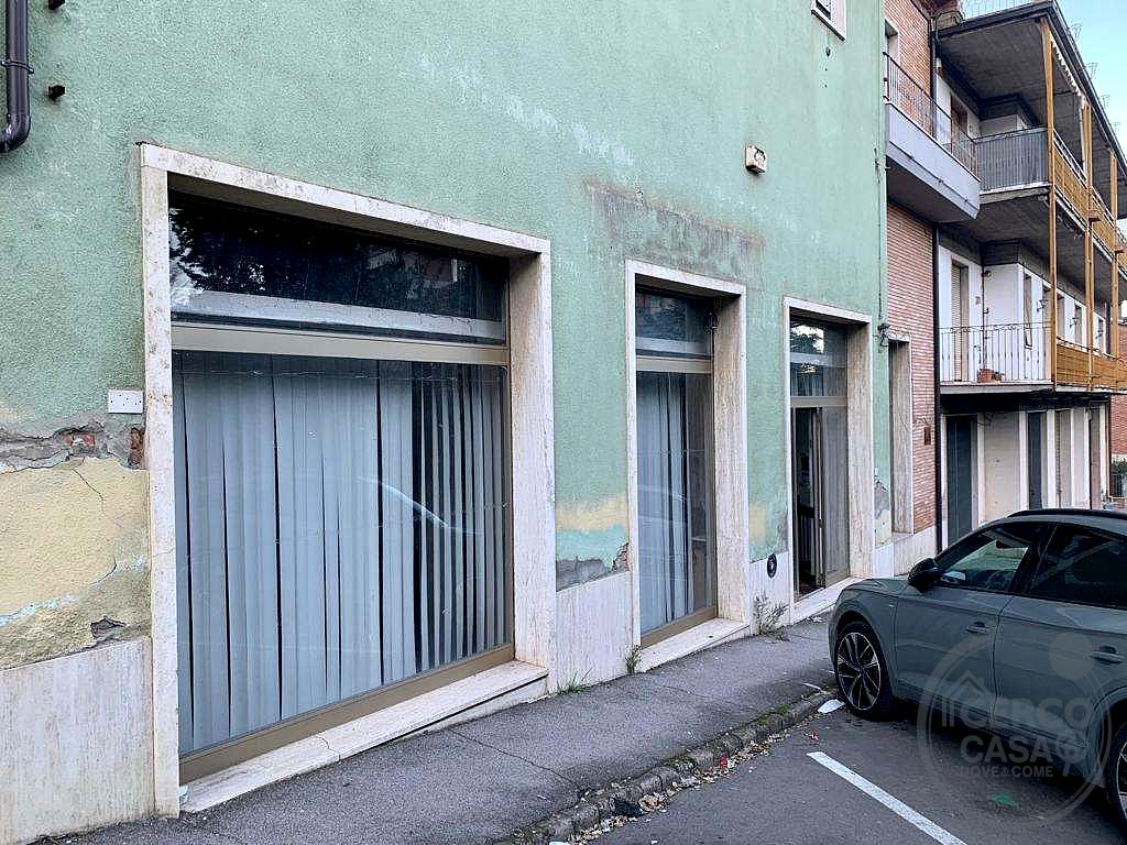 Affittiamo negozio 135 mq fronte strada
