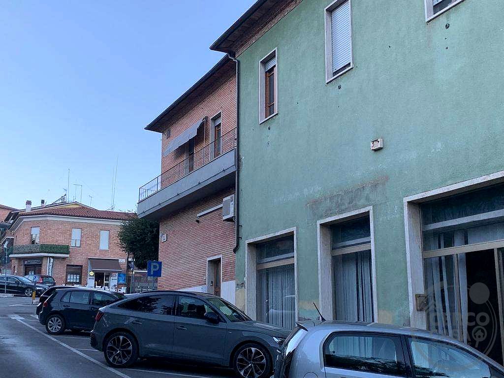 Affittiamo negozio 135 mq fronte strada
