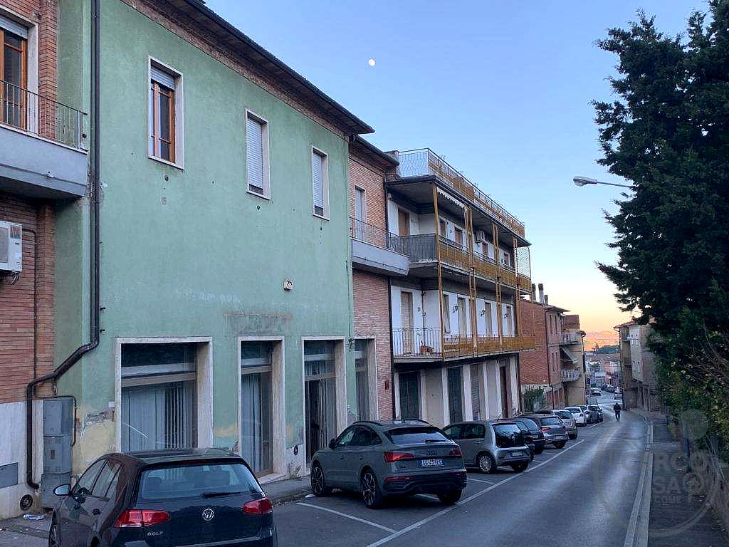 Affittiamo negozio 135 mq fronte strada