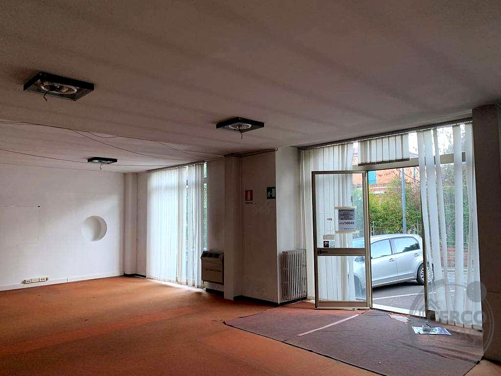 Affittiamo negozio 135 mq fronte strada