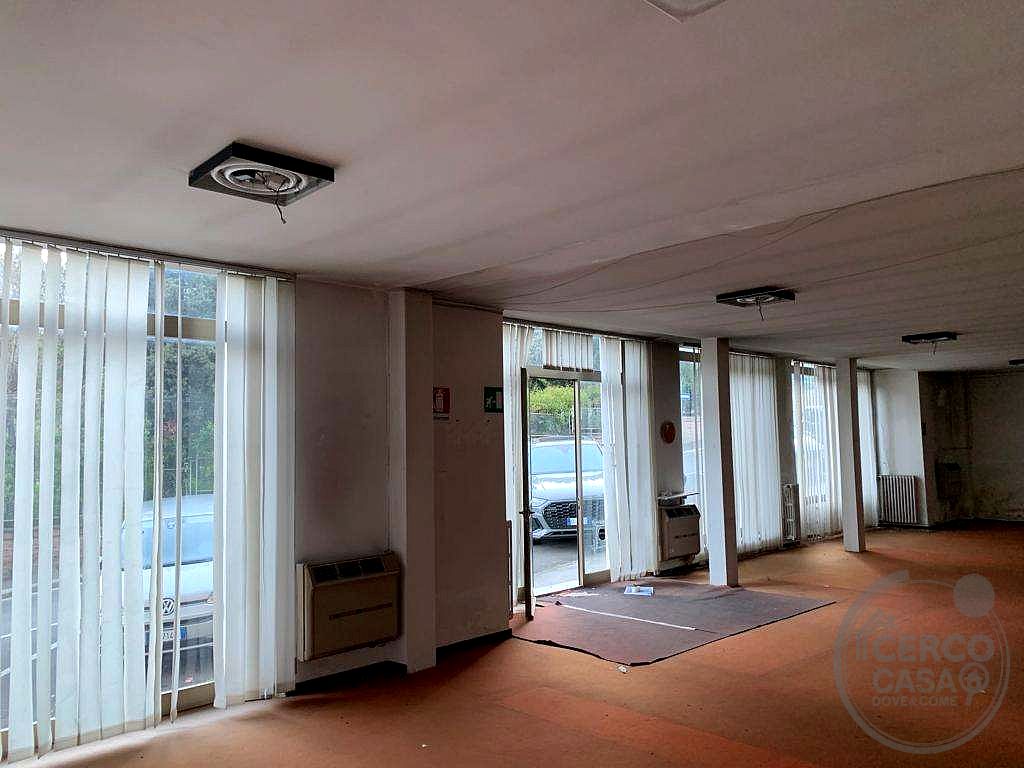 Affittiamo negozio 135 mq fronte strada
