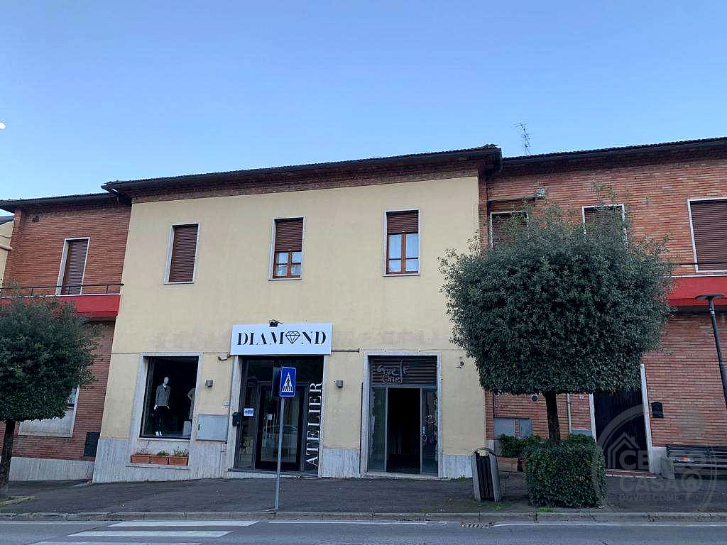 Affittiamo negozio 40 mq fronte starda