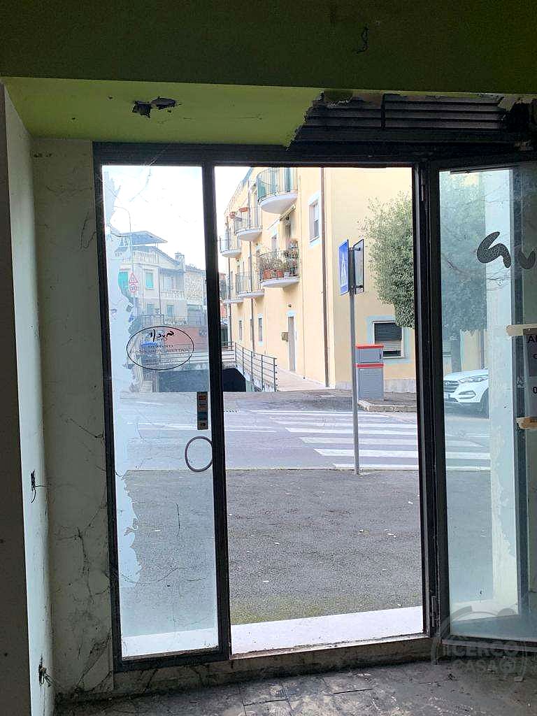 Affittiamo negozio 40 mq fronte starda