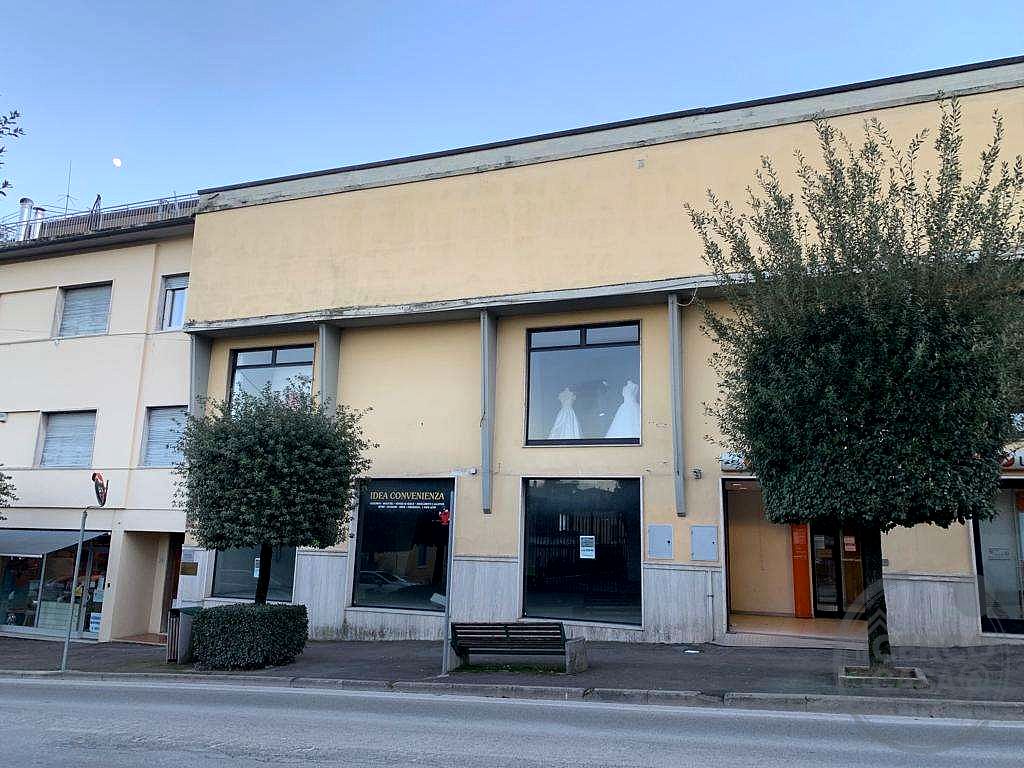 Vendiamo negozio 330 mq fronte strada