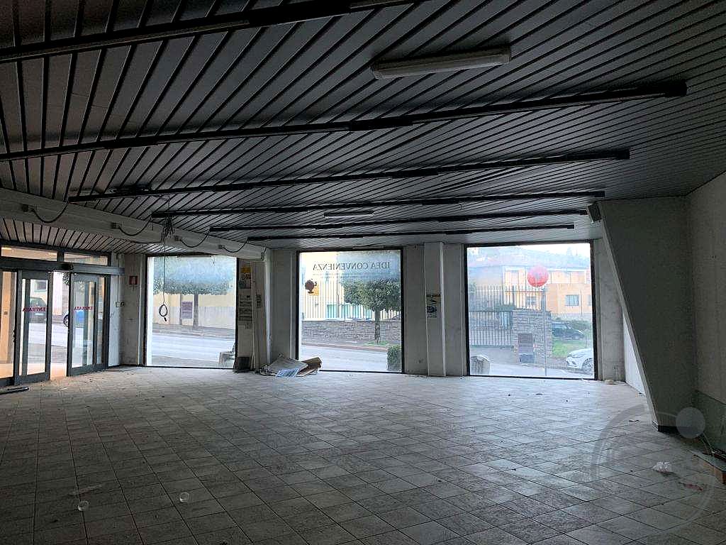 Vendiamo negozio 330 mq fronte strada