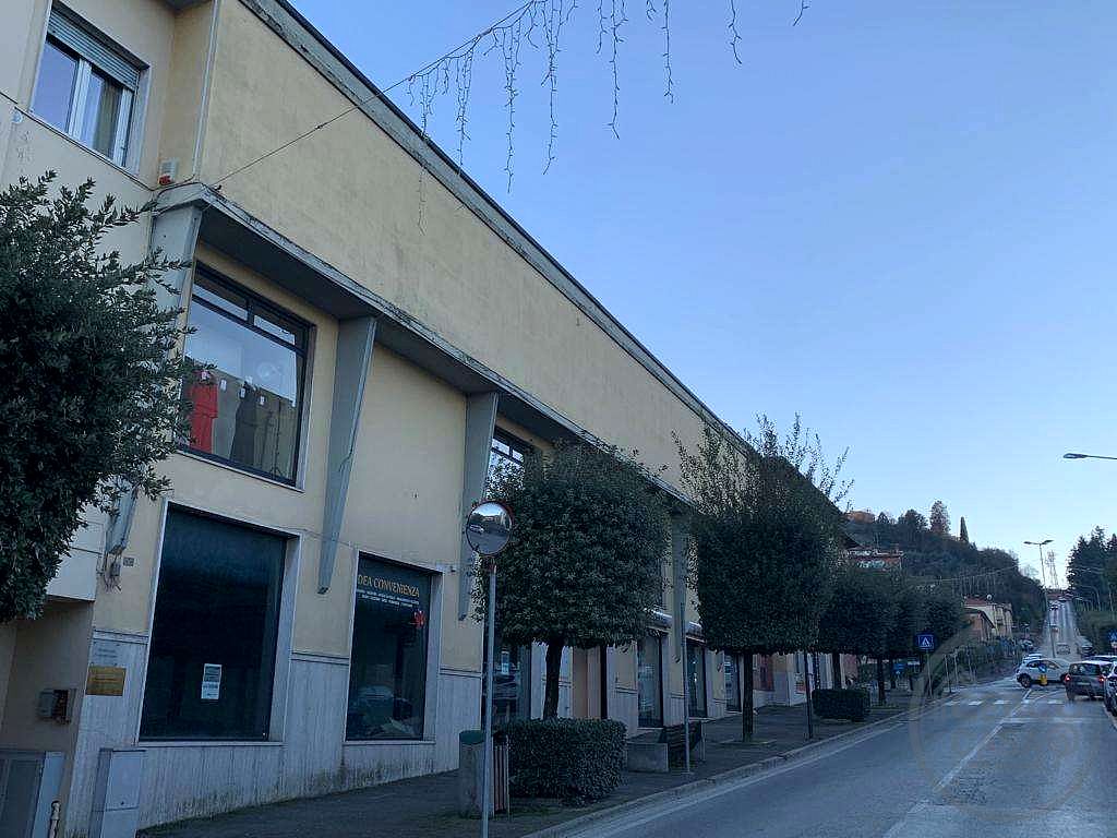 Vendiamo negozio 330 mq fronte strada