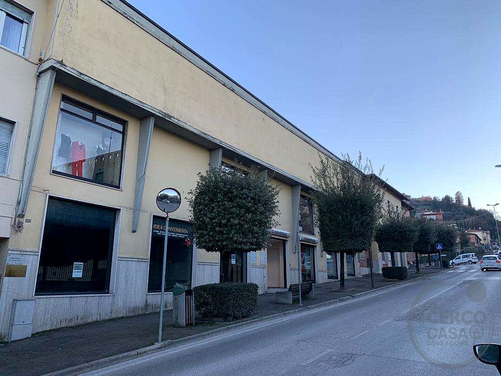 Vendiamo negozio 330 mq fronte strada