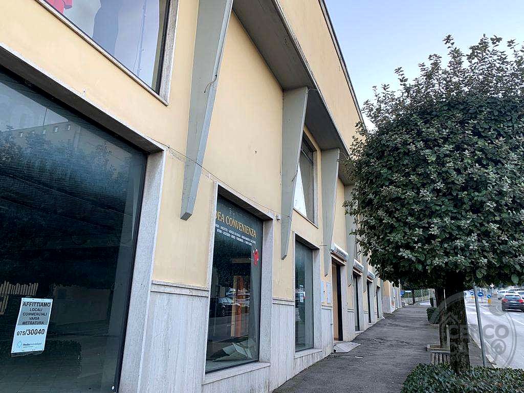 Vendiamo negozio 330 mq fronte strada