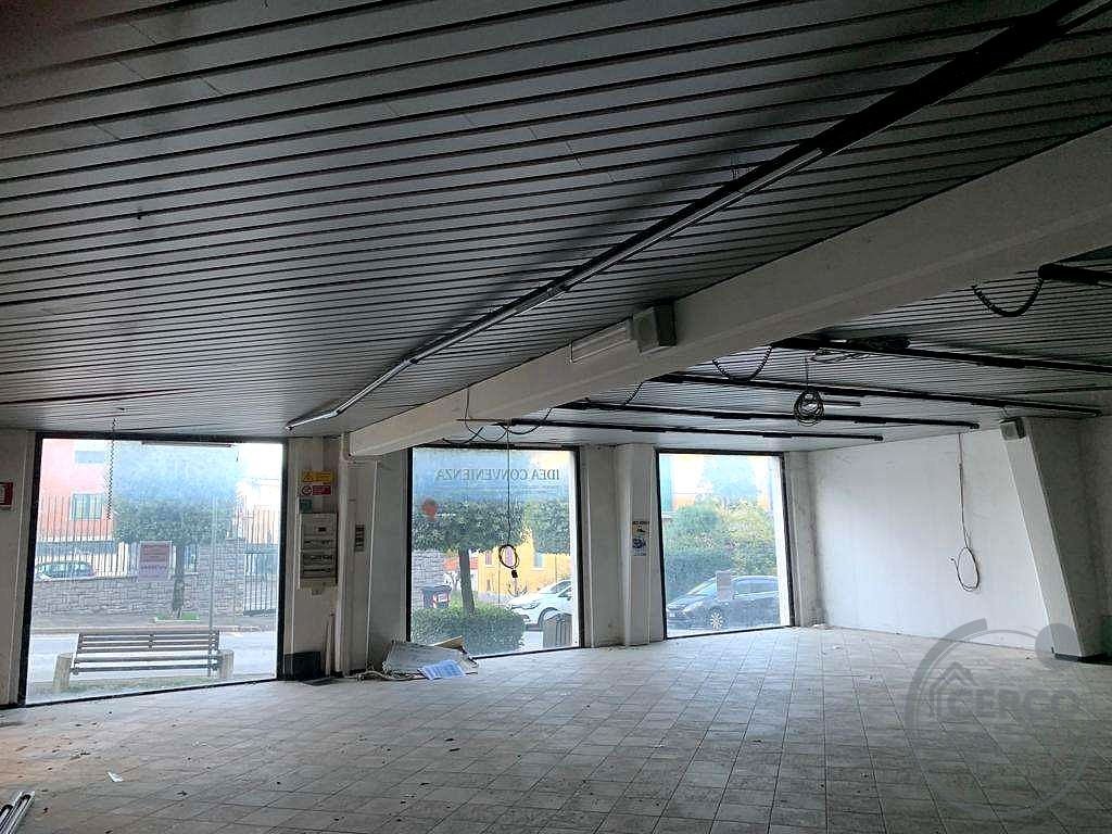 Vendiamo negozio 330 mq fronte strada