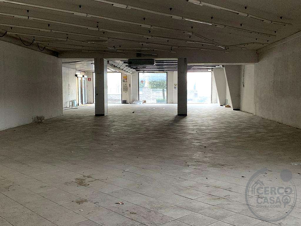 Vendiamo negozio 330 mq fronte strada