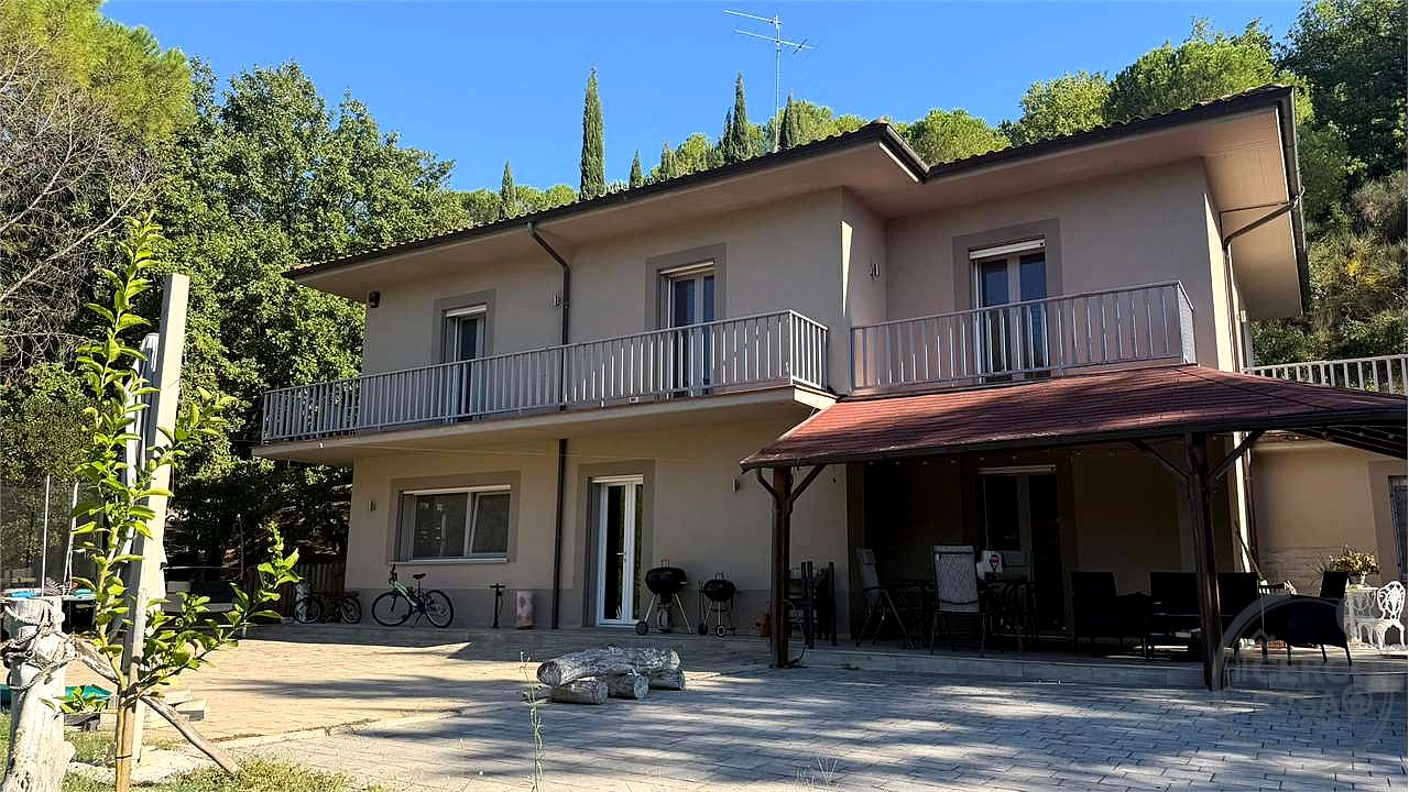 Perugia – San Vetturino | villa singola con piscina, pari al nuovo