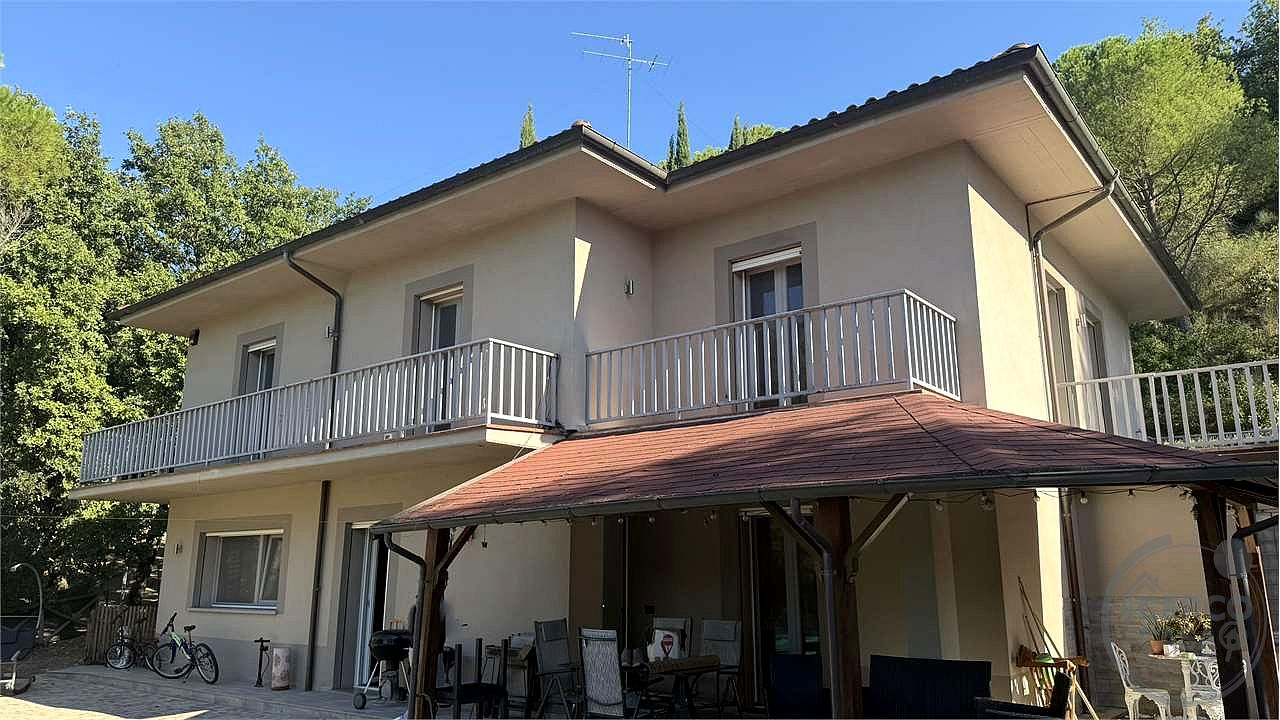 Perugia – San Vetturino | villa singola con piscina, pari al nuovo