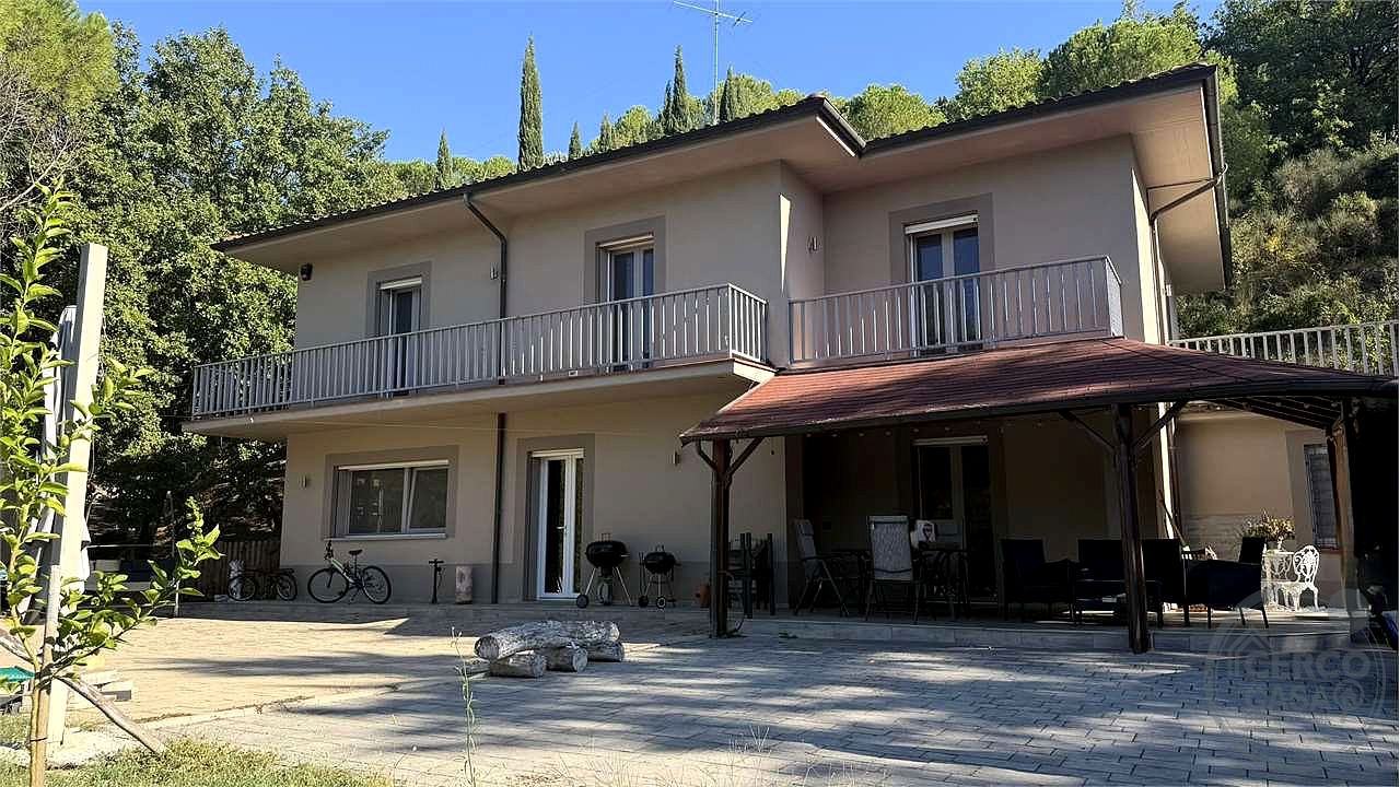 Perugia – San Vetturino | villa singola con piscina, pari al nuovo