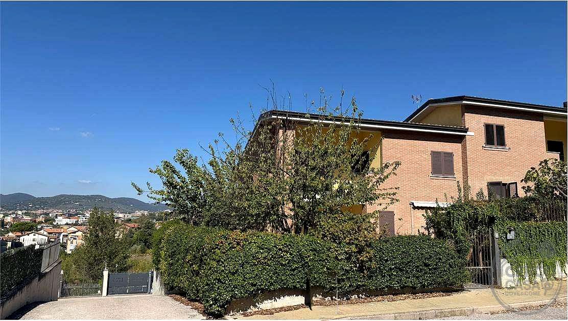 Prepo – Villa bifamiliare 200 mq con 4 camere, taverna, garage e giardino privato