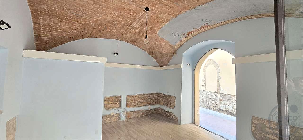 Perugia Negozio in centro in locazione