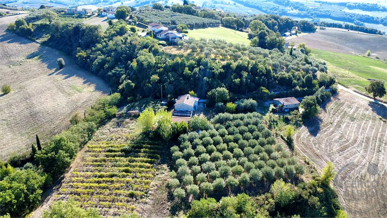 TODI - CASA INDIPENDENTE CON TERRENO