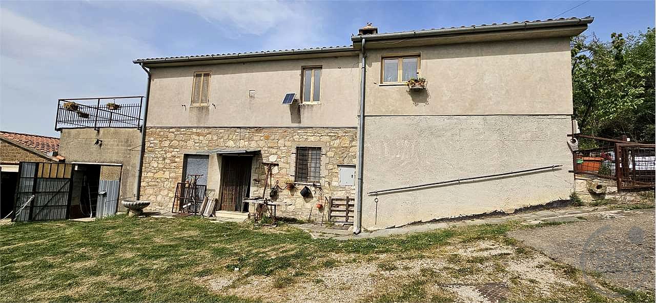 TODI - CASA INDIPENDENTE CON TERRENO