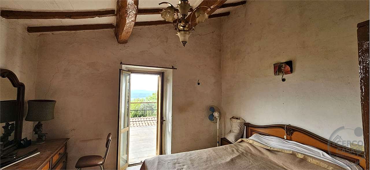 TODI - CASA INDIPENDENTE CON TERRENO