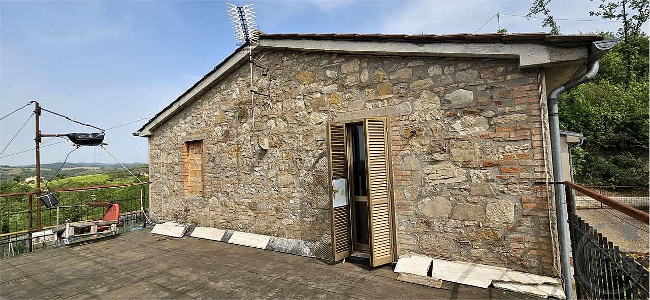 TODI - CASA INDIPENDENTE CON TERRENO
