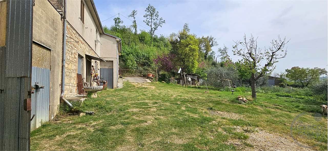 TODI - CASA INDIPENDENTE CON TERRENO