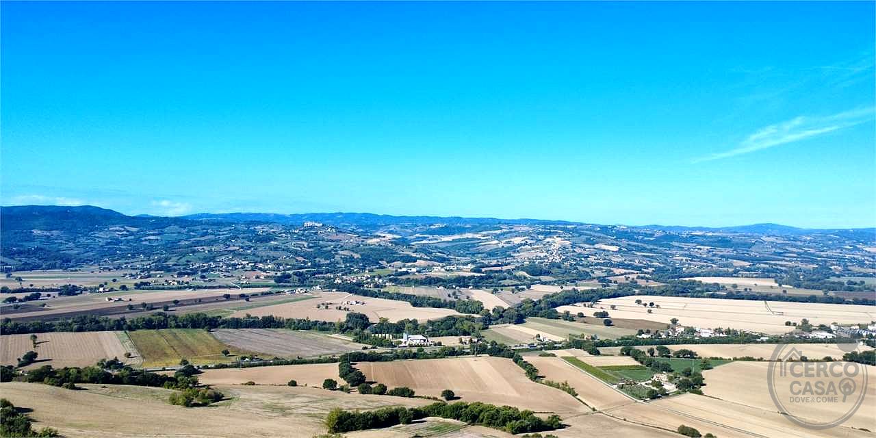 TODI - CASA INDIPENDENTE CON TERRENO