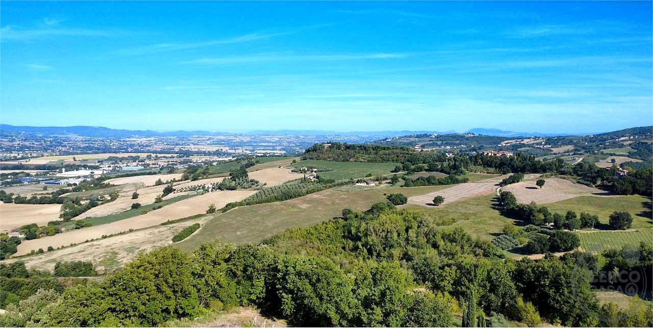 TODI - CASA INDIPENDENTE CON TERRENO