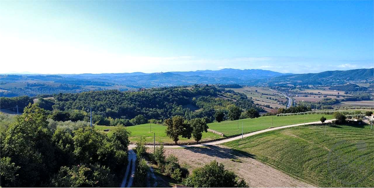 TODI - CASA INDIPENDENTE CON TERRENO