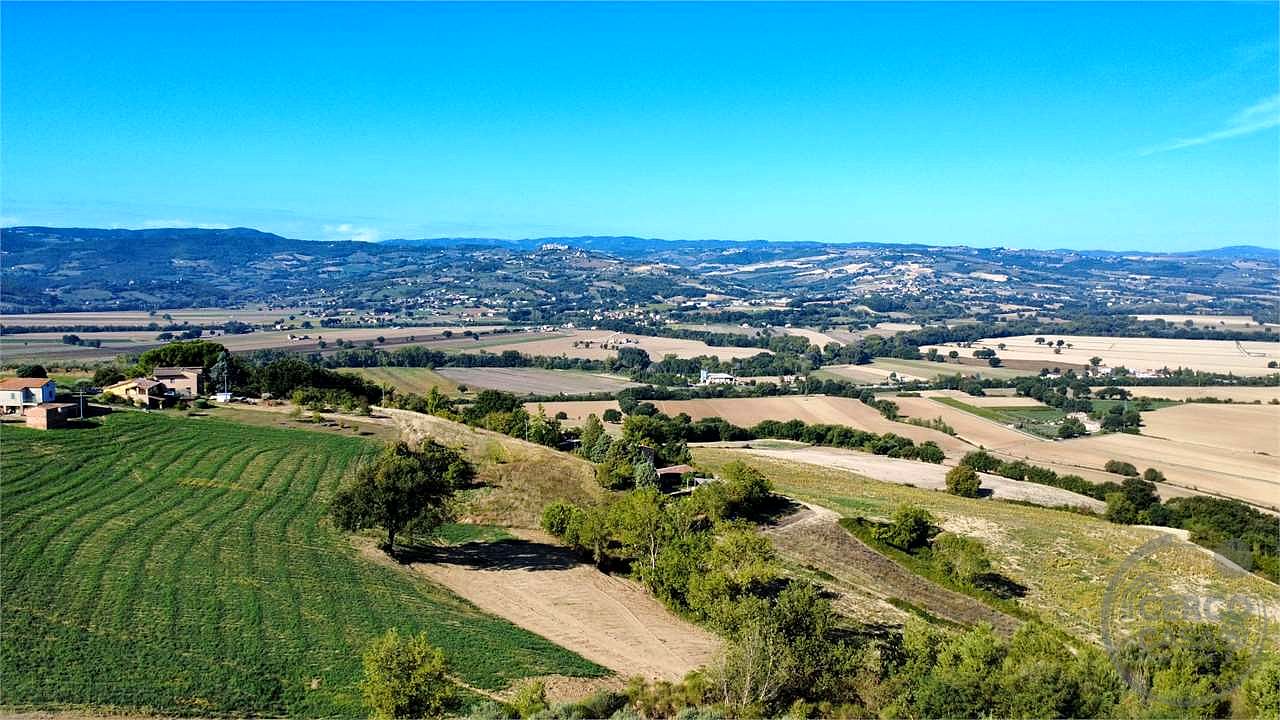 TODI - CASA INDIPENDENTE CON TERRENO