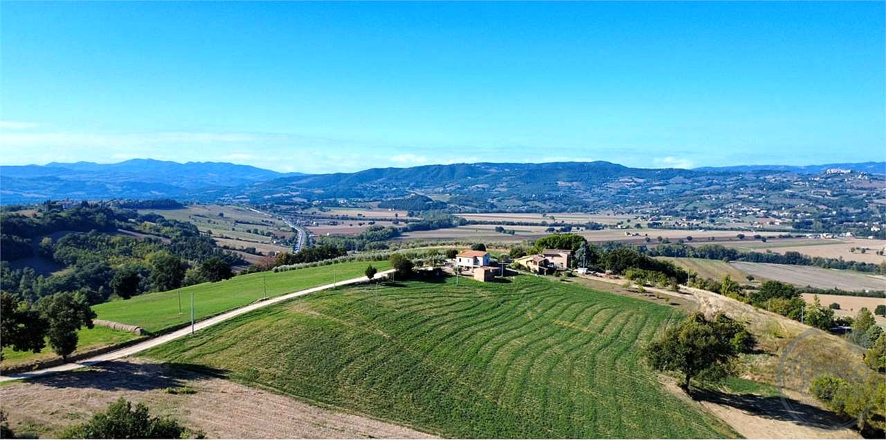 TODI - CASA INDIPENDENTE CON TERRENO