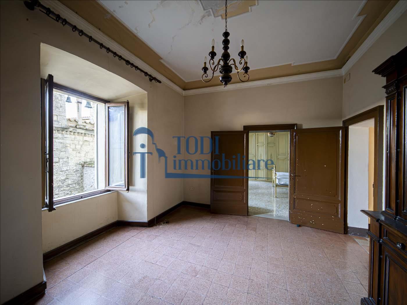 Appartamento in Vendita a Todi (PG) Corso Cavour 9 - Todi Immobiliare