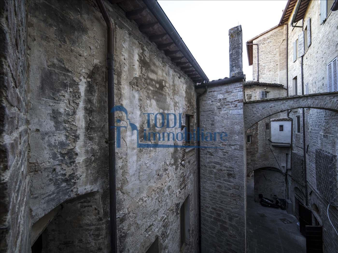 Appartamento in Vendita a Todi (PG) Corso Cavour 9 - Todi Immobiliare