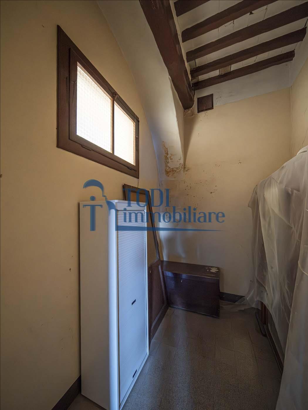 Appartamento in Vendita a Todi (PG) Corso Cavour 9 - Todi Immobiliare